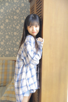 《年轻的女教师》在线